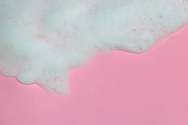 Schiuma Sapone Bianco Sullo Sfondo Rosa Con Spazio Copia — Foto Stock
