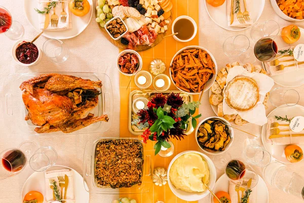 黄金の色で飾られたテーブルの上からの眺めで準備ができて感謝祭の夕食 伝統的な秋料理の多様性 — ストック写真