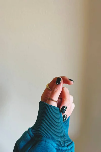 Mão Mulher Com Unhas Cobertas Com Esmalte Verde Escuro Anéis — Fotografia de Stock