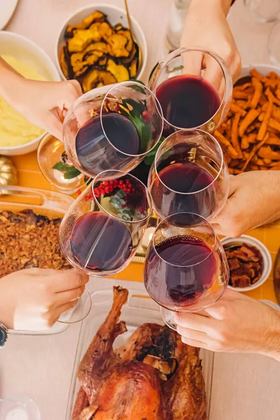 Święto Dziękczynienia Lub Przyjaźni Obiad Ręczne Trzymanie Kieliszków Czerwonym Winem — Zdjęcie stockowe