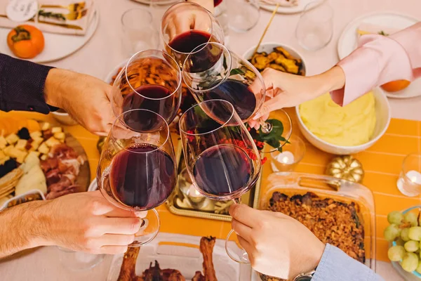 Handen Bonkend Met Een Glas Rode Wijn Aan Thanksgiving Eettafel — Stockfoto