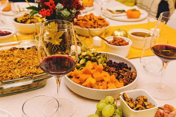 Close Van Het Glas Met Rode Wijn Thanksgiving Eettafel Versierd — Stockfoto