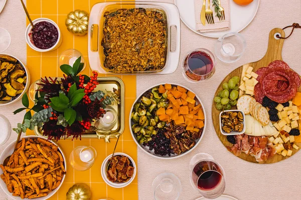 Pratos Jantar Ação Graças Mesa Decorados Com Abóboras Douradas Vista — Fotografia de Stock
