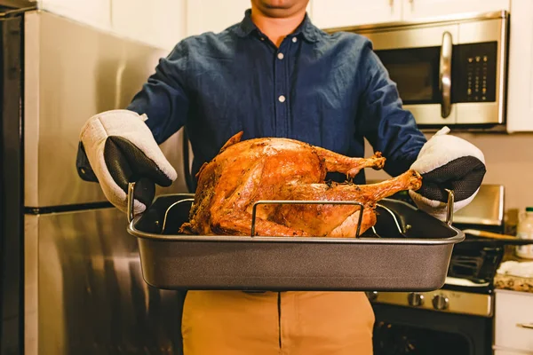 Unrecognizable Man Holding Tray Roasted Crispy Turkey Thanksgiving Food Preparation — Stock Photo, Image