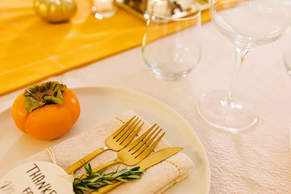 Thanksgiving Diner Tafel Dekken Gouden Bestek Close — Stockfoto