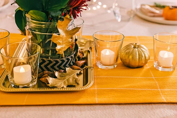 Thanksgiving Diner Tafel Decor Close Gouden Bladeren Lichtjes Pompoenen — Stockfoto