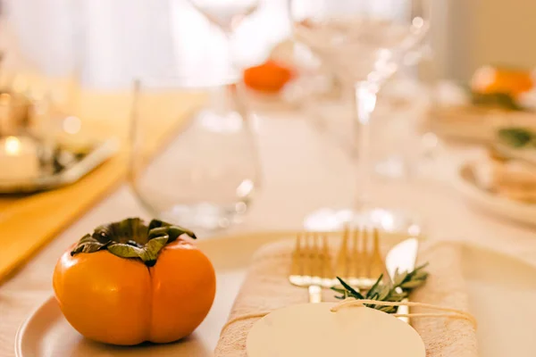 Oranje Persimmon Decoreren Thanksgiving Tafel Close — Stockfoto