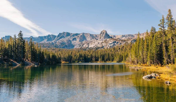 Hermoso Paisaje Tranquilo Lago Montaña Día Otoño Soleado Mammoth Lakes — Foto de Stock