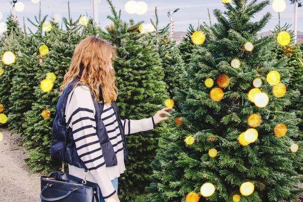 Woman Choosing Christmas Tree Buy Outdoor Market — Stock Photo, Image