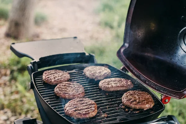 맛있는 햄버거 고기를 클로즈업하며 튀기는 — 스톡 사진