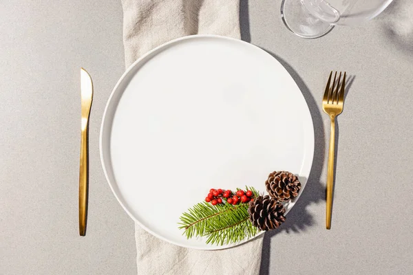 Elegante Tafelschikking Voor Het Winterhuwelijk Kerstdiner Gouden Gebruiksvoorwerpen Bovenaanzicht — Stockfoto
