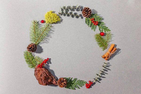 Kerst Decoratieve Krans Gemaakt Van Natuurlijke Eco Materialen Bovenaanzicht Evergreen — Stockfoto