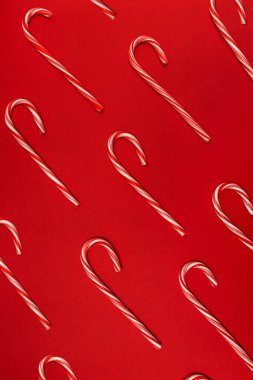 Geleneksel Noel şekerleri beyaz arka planda, bayram arkaplanı