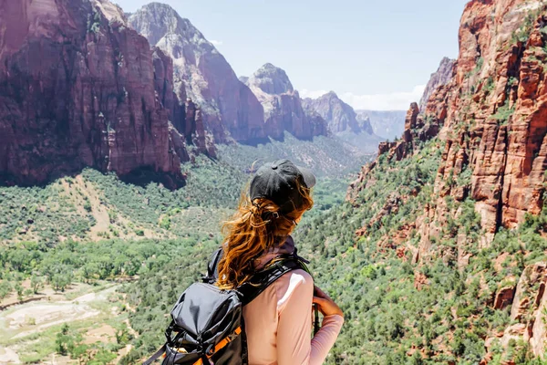 带着背包站在那里观看美丽的锡安国家公园全景的女人 夏天的旅行 — 图库照片