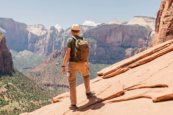 犹他州锡安国家公园 一个背负背包的徒步旅行者站在那里欣赏美景 夏天的冒险 — 图库照片
