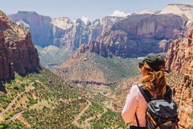 Utah 'taki Zion Ulusal Parkı manzaralı sırt çantalı bir kadın yürüyüşçü. Yaz macerası