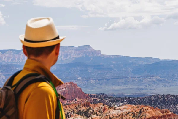 Człowiek Patrzący Panoramę Kanionu Bryce Utah Selektywne Skupienie Się Skałach — Zdjęcie stockowe