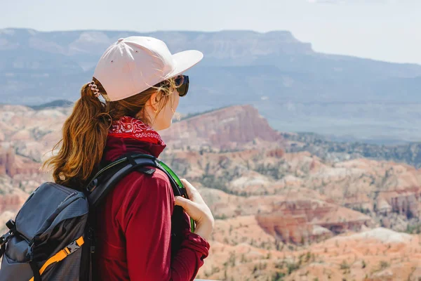 Mulher Com Uma Mochila Olhando Para Panorama Desfiladeiro Bryce Utah — Fotografia de Stock