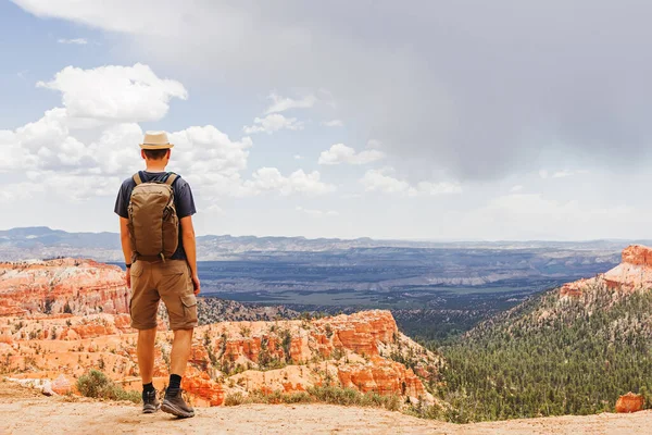 徒步旅行者站在那里 望着犹他州的布莱斯峡谷 从后面望着岩石的形成 — 图库照片