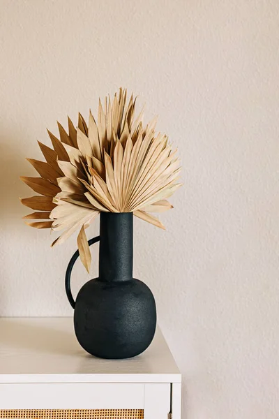 Vaso Decorativo Com Folhas Palma Secas Sobre Parede Cinza Decoração — Fotografia de Stock