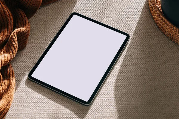 Tabletta Fehér Képernyővel Kanapén Természetes Fényben Eszközmodell Semleges Hangnemben — Stock Fotó