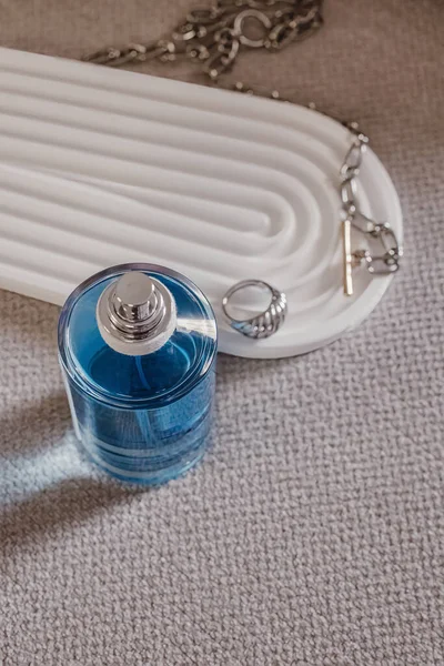 Minimális Csendéleti Kompozíció Kék Parfümös Üveggel Ékszerekkel — Stock Fotó