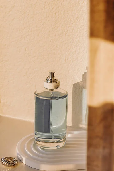 Бутылка Духов Серебряные Украшения Кольцо Естественном Свете Легкий Воздушный Натюрморт — стоковое фото