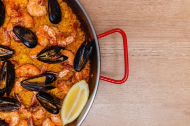 Ev yapımı deniz ürünleri paella 'sı, geleneksel İspanyol pilav tabağı, üst manzara.
