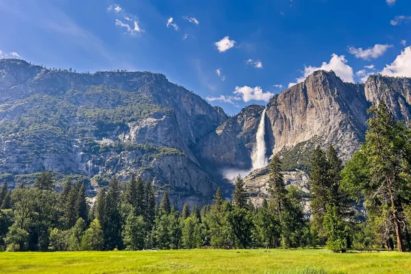 Panorama Del Prado Yosemite Con Hierba Verde Potente Cascada — Foto de Stock