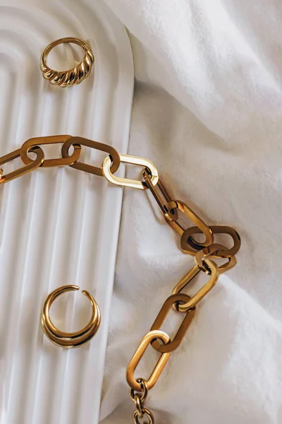 Kalung Rantai Emas Dan Cincin Baki Geometris Perhiasan Minimal Masih — Stok Foto