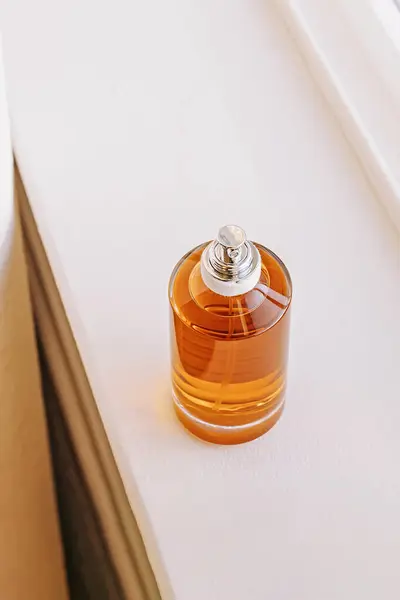 Una Botella Vidrio Perfume Pie Alféizar Ventana —  Fotos de Stock