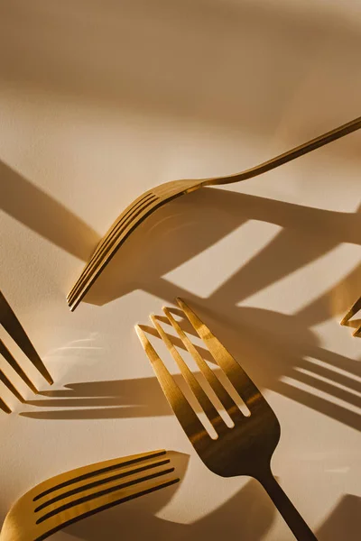 Tenedores Dorados Sobre Mesa Blanca Luz Natural Con Largas Sombras —  Fotos de Stock