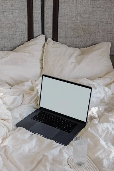 Ноутбук Порожнім Екраном Ліжку Макет Комп Ютера Природне Світло — стокове фото