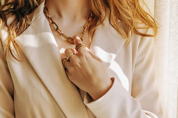 Közelkép Női Kéz Gyűrűk Megérinti Arany Lánc Nyaklánc Természetes Reggeli — Stock Fotó