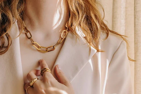 Onherkenbare Vrouw Draagt Moderne Decoratieve Sieraden Close Gouden Chan Ringen — Stockfoto