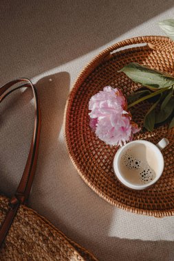 Şakayık ve bir fincan kahveyle turta tepsisi üzerinde yassı, modern yaşam tarzı doğal ışık kompozisyonu.