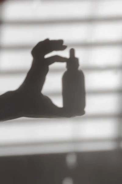Σκιασμένη Σιλουέτα Από Θηλυκό Χέρι Που Κρατά Μπουκάλι Του Ορού — Φωτογραφία Αρχείου
