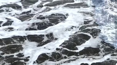 Güçlü Pasifik okyanus dalgaları kıyıya vuruyor. 