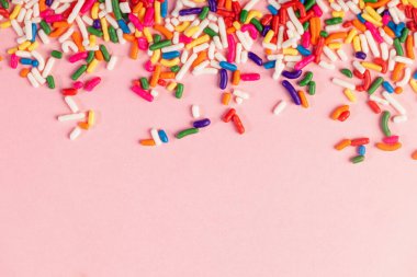 Fotokopi alanı ile pembe arkaplana renkli şeker serpintileri