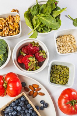 Çeşitli ham, taze, bütün, işlenmemiş ürünlerin üst görünümü; diyet ve sağlıklı beslenme
