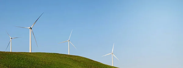 Знамя Ветровыми Турбинами Зеленом Холме Над Голубым Небом Устойчивый Энергетический — стоковое фото