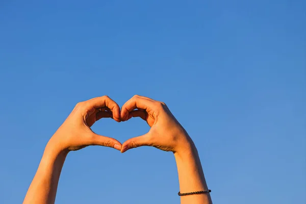 Mãos Femininas Mostrando Símbolo Coração Sobre Céu Azul — Fotografia de Stock