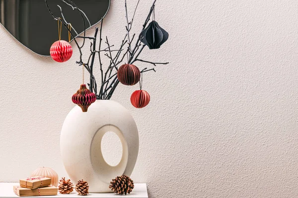 Branches Arbre Dans Vase Décoré Avec Décor Noël Minimaliste Moderne — Photo
