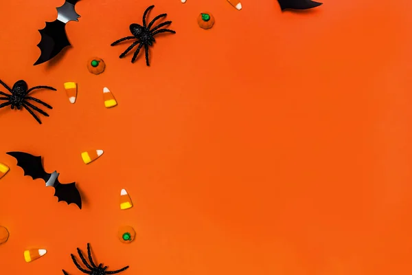Хэллоуин Декор Оранжевом Фоне Декоративные Пауки Летучие Мыши Конфеты Вид — стоковое фото