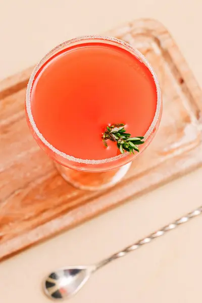 Coupe Glas Met Rode Kleur Cocktail Versierd Met Rozemarijn — Stockfoto