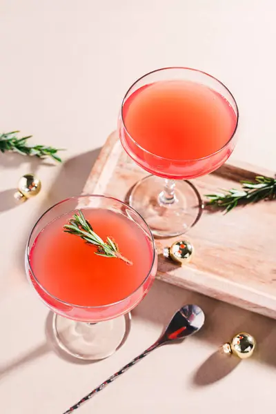 Feestelijke Cocktail Coupe Glazen Versierd Met Rozemarijn — Stockfoto