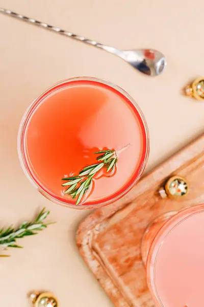 Feestelijke Cocktail Coupeglas Versierd Met Rozemarijn — Stockfoto