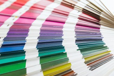 Açık renk rehberinin yakın plan görüntüsü, parlak renk örnekleri, baskı ve grafik tasarım