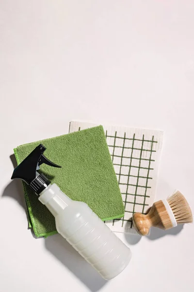 白色背景的清洁用品 刷子和抹布 生态清洁工具 顶视图 — 图库照片#