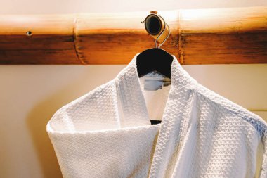 Sıcak gözleme pamuklu bornoz askıda.